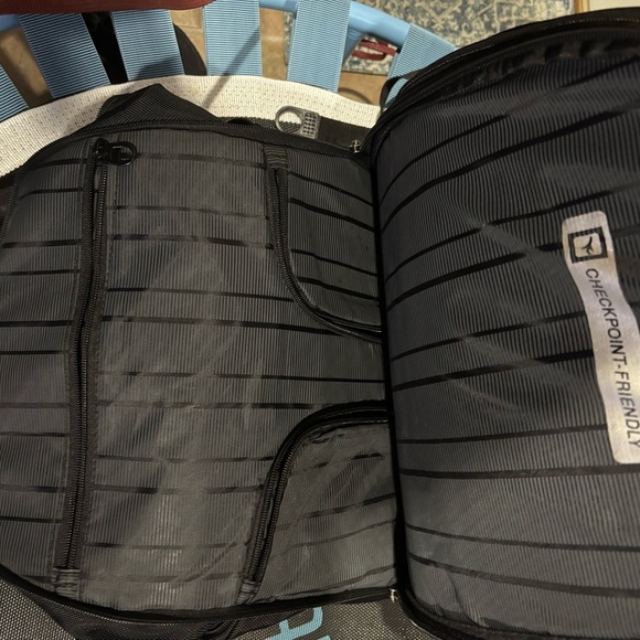 Kenneth Cole Reaction Backpack Like New - Picture 11 of 15